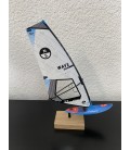 MINIATURE VOILE NORTH SAILS NOIRE ET BLANCHE+PLANCHE STARBOARD ROUGE /BLEU